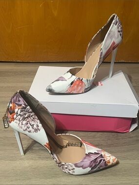 NWOT Just Fab Floral Pointe Toe Heels